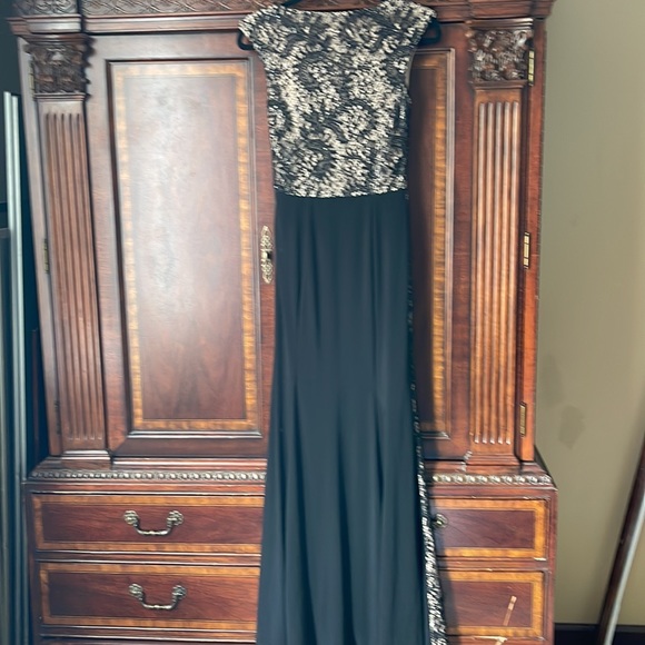 Cache formal gown - Picture 3 of 4